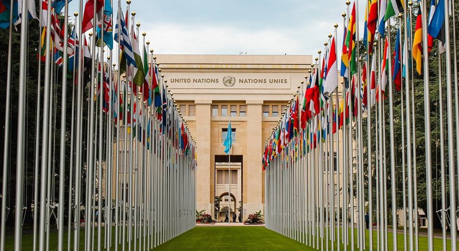 Un building with flags