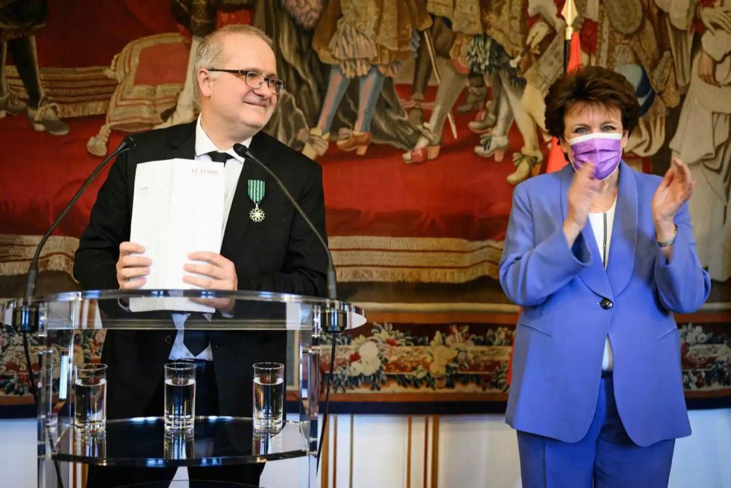 Richard Werly receives decoration from Roselyne Bachelot, the French' Minster of Culture on 22 March 2022 (photo by Gabriel Monnet)