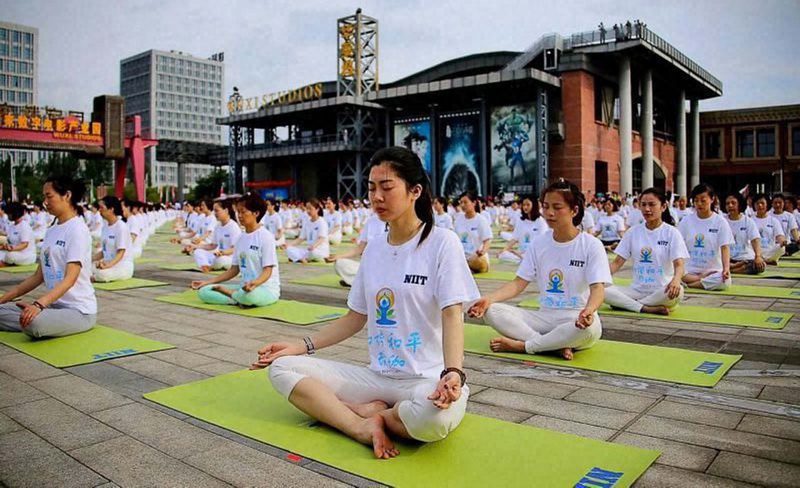 Yoga enthusiasts in China